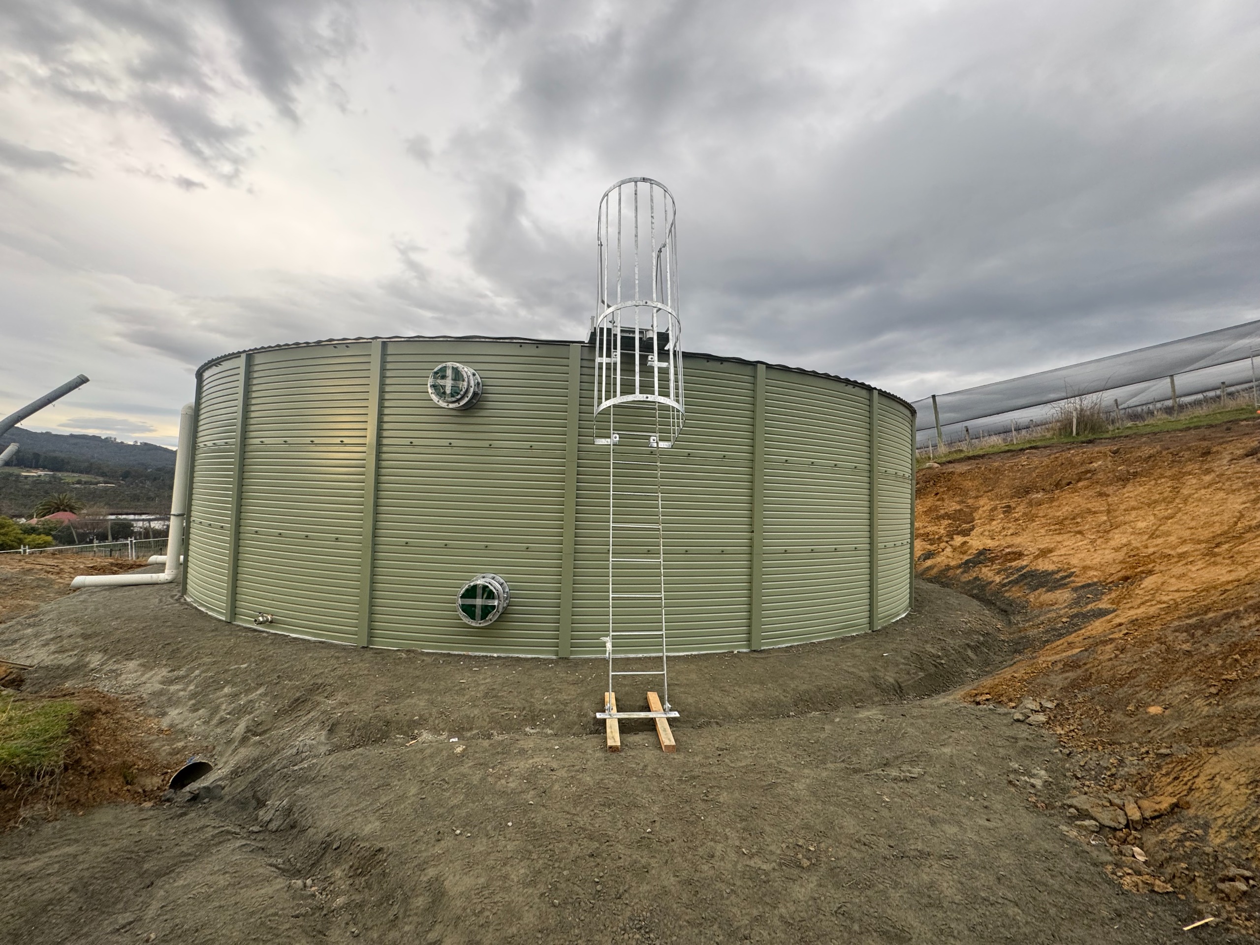 A temporary tank installed at Franklin to provide water to the community throughout the project. In readiness for the removal of the aging reservoir.